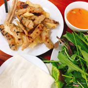 Nem nướng 1 phần là 50k, trong hình là hai phần, ăn hai người là no cành bụng.