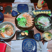 Sushi ngon, nhum béo cực, cá hồi tươi sống, salad ngon, cơm gà vị vừa ăn, nước uống ok. Nói chung món nào cũng ngon. Có điều giá hơi mắc 