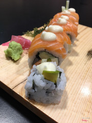 sushi cuộn cá hồi