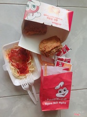 Giao hàng của Jollibee nhanh lắm, anh shipper lại dễ thương nữa.