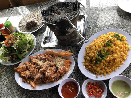 Gà nướng - cơm chiên - cơm lam - salad trộn 