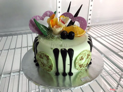 Bánh kem trà xanh hoa quả- Matcha cream and fruit decorated cake.