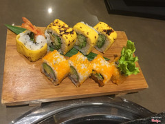 2 set sushi gì đó mình quên rùi