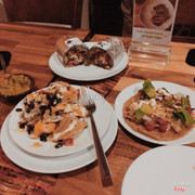 Nachos, Burrito, Taco, số 6 Từ Hoa Công Chúa, Tây Hồ, Hà Nội. Là 1 nơi cực cực kì không thể bỏ qua cho các bạn tín đồ đồ ăn Mexico. 1 bữa này của bọn mình ăn 2 người ăn/300k. Bản thân mình không nghĩ nó rẻ đến mức này vì đồ ăn + cách trang trí quán đã khiến mình ban đầu tưởng 1 quán giá "chát". Khi gọi Nachos các bạn nhớ gọi kèm vs mango salsa và guacamole nhé best seller đấy ^^