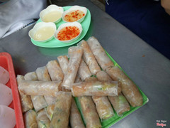 Cacao đá(1.5k) , bì cuốn(2k) ăn cực mê mà giá cực mềm, mỗi lần ăn là phải chịu khó ngồi chờ mẹ chị chủ cuốn 😂 thái độ phục vụ thì theo mình ok, nếu bạn đi lần đầu thì sẽ cảm thấy hơi khó chịu với cách nói chuyện của chị chủ, nhưng đi vài lần là tự nhiên thấy chị dễ thương à :)) đi 4 người ăn no nê mà chưa tới 150k, ai mà không ghiền :)))