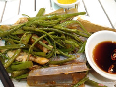 Móng tay xào rau muống