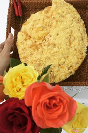 Mời bạn đến thăm nhà 🏡 Tôi rất muốn được 1 lần mời bạn đến thăm nhà tôi. Nhà tôi nhỏ thôi nhưng đủ để bạn cảm nhận được sự ấm áp. Có những hôm ngoài trời mưa giông như thế nhưng hãy ghé nhà tôi khi bếp hồng luôn đỏ rực và nhâm nhi 1 miếng cơm cháy giòn rụm, cay nhẹ và uống ngụm trà nóng hương sen. Vị này bạn sẽ khó quên khi bạn nếm thử miếng cơm được bao phủ bởi hai mặt chà bông, đậm đà đến nỗi đủ để giữ bước chân bạn ở lại thêm chút nữa  Bạn ơi hãy đến nhà tôi lúc xế chiều khi những miếng cơm vừa ra lò. Tôi mời bạn thử tài cùng gia đình tôi. Sấy từng miếng cơm theo từng khuôn dĩa, đánh nước mắm kẹo cùng với chanh đường, điểm thêm một ít ớt tươi và đóng vào từng bao giấy để gửi đến tay thực khách gần xa  Món ăn truyền thống nhà tôi làm nhưng cũng là món quà của người phương Nam gói gọn bởi tình yêu ẩm thực gửi đến ko chỉ riêng bạn đến thăm tôi . Mà còn cho người thân , người thương khi bạn trở về  Một chút thôi nhưng cũng khiến người gần người xa ấm cả lòng ❤️