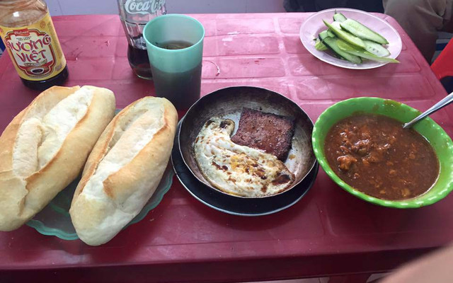 Món Ngon - Bánh Mì Sốt Vang, Bún Giả Cầy