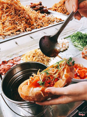 Bánh mì gà. Ngon ngon giòn giòn cay cay mặn mặn. Tranh thủ làm một ổ trước khi đi làm hay đi học gì cũng tiện. Thích nhất nước sốt nha ^^