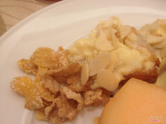 Bánh tiramisu ít ngọt nhưng béo thơm, rắc tí hạnh nhân và thêm chút sữa thì tuyệt vời