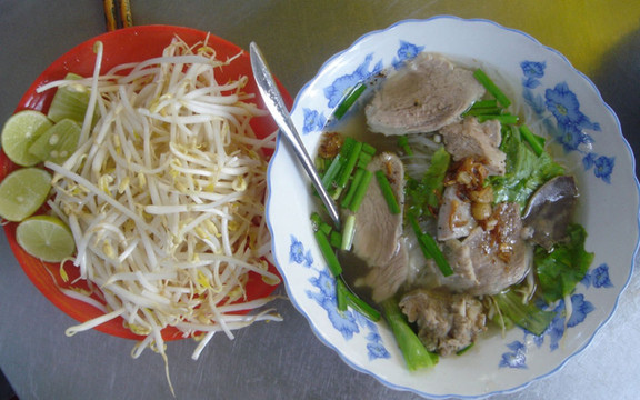 Hủ Tiếu Bình Dân - Bùi Thị Xuân