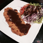 Tonkatsu + rice. Thịt giòn, salad cực ngon. Có cả tonkatsu mix khoai lang ăn rất hay! 