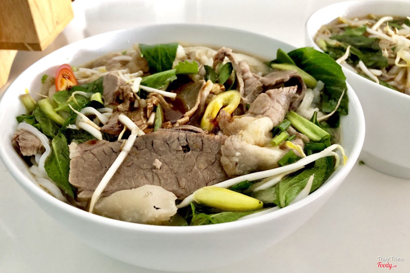 Phở Bò chín, nạm, gầu, gân, sách. 