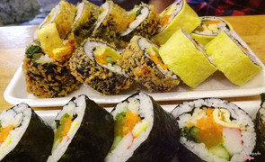 Kimpap chiên cắn vào một phát rất dòn tan,cơm bên trong có trộn với dầu mè thơm phức. 