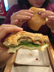 Burger gà nướng