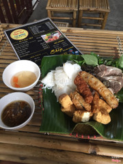 Quán khá sạch sẽ, thoáng. Đồ ăn khá ngon, đầy đặn ( mình gọi suất đặc biệt ăn ko hết, những bạn gái hoặc ai đi 1 mình chỉ nên gọi xuất thường thôi ) Có chỗ để xe rộng rãi. Nói chung là khá ổn. Giá cả hợp lí