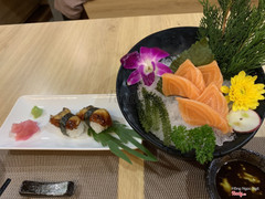 nigiri lươn và sashimi cá hồi