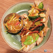 Cá Diêu hồng chiên sốt mắm --- Thịt cá tươi, được róc sẵn đặt phía trên lưng, ăn khá tiện, vi cá giòn. Điểm cộng cho món này là nước chấm ăn kèm khá đặc biệt. --- 🏠 Siam Thai Bistro 📍03 Lê Quang Đạo - Huế