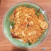 Cơm chiên Tomyum gà --- Món này ăn cho vui thì được, nêm nếm chưa ưng bụng lắm, bàn mình ăn phải cho thêm gia vị. 1 điểm nữa là mùi cà ri khá hăng và đậm. --- 🏠 Siam Thai Bistro 📍03 Lê Quang Đạo - Huế
