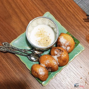 Bánh bánh chuối chiên cốt dừa --- Bánh chuối chiên khá giòn, chuối được bọc bên trong nóng, ăn kèm với nước cốt dừa mè khá hợp, quyện vị --- 🏠 Siam Thai Bistro 📍03 Lê Quang Đạo - Huế