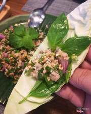 Gỏi thịt heo bằm phải ăn cùng lá bắp cải cuốn nên bị nhạt.