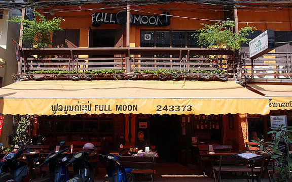 Full Moon Cafe - Chakrabongse Road