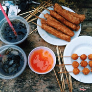 Street foods :3 nem rán và chả tôm, chả cá, pepsi :3