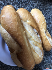 Bánh mì ăn kèm