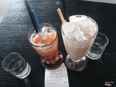 Mình chở em đi thi rồi vào quán chờ em thi xong. Mình vào khoảng 8h sáng mà quán chẳng bật điều hoà,nên hơi nóng. Các chị nhân viên cũng nhiệt tình mà phải ăn sáng xong mới làm đồ uống cho tụi mình nên đợi hơi lâu. Đồ uống thì trà đào cho chanh hơi quá tay,hơi chua. Đá xay thì ok. Không gian quán đẹp,thoải mái. 