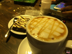 Caramel machiato vs bánh brownie, bánh chỉ 25k