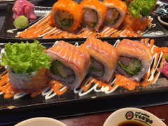 sushi cuốn cá hồi