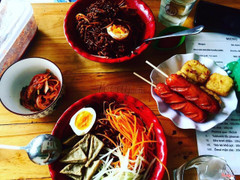 Mì đen hàn quốc. Có cà rốt, dưa chuột, chả cá hàn quốc, trứng gà. Ngon lắm luôn ấy. Kim chi ở đây cũng ngon nhất