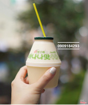 Sữa chuối được yêu thích nhất tại Hàn Quốc với mùi thơm dịu nhẹ của chuối luôn làm hài lòng tất cả mọi người. Đặc biệt nó còn rất tốt cho sức khoẻ. Các mọt phim Hàn hiển nhiên sẽ nhận ra em sữa chuối tròn tròn cực đáng yêu này nhỉ, em ấy xuất hiện trong rất nhiều bộ phim rồi ạ ❤️❤️