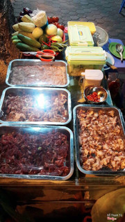 Mình vẫn đang chạy chương trình giảm 15% trên tổng hoá đơn  khách nhé 😋. Chỉ 150k 1 đĩa dành cho 2 người ăn tặng kèm 1 đĩa củ đậu và Đĩa bánh mì . Khi đi gọi suất 4 người sẽ đc tặng 1 ca trà đá nữa nhé 😍 .  địa chỉ : 33 vĩnh phúc - ba đình - hn  các bạn đi từ dốc 565 hoàng hoa thám xuống là thấy quán nướng tú béo luôn nhé . Các bạn qua ăn ủng hộ cho mình đắt hàng .  sdt 0981335112 (tú )  liên hệ để đặt bàn  Mở cửa từ 6h chiều nha 😍
