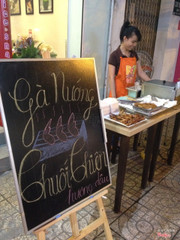 Buổi tối quán bày bán gà nướng và chuối chiên hương dâu tây rất đặc biệt