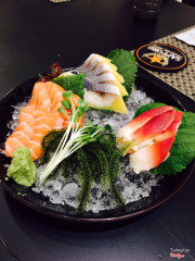 sashimi cá hồi - cá trích ép trứng - ốc đỏ