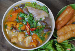 Lòng cá giòn sần sật, đậm đà, miếng cá thu và cá bông xen kẽ chen chúc trong cái tô đặc biệt. Nước dùng không bị tanh, vị cay cay khá dễ chịu cùng vị chua nhẹ của dấm bỗng. Tuy không hiểu sao có cái móng giò nhưng ăn lại thấy hợp phết. Có 2 lựa chọn là cá thu và cá bông, nhưng vì là lần đầu nên chơi tô đặc biệt thì đủ cả 2 loại. 55k. Cóc trà dá thì to gần bằng cái bát ô tô. Bún lòng cá cay Út Hà - 14 Quang Trung. 