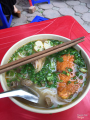 Không như mong chờ, thay giò bằng móng giò, chả thì bột bột; đánh giá 5/10