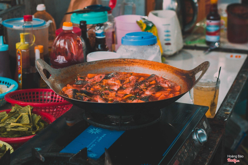 Chế biến đồ ăn trong quán