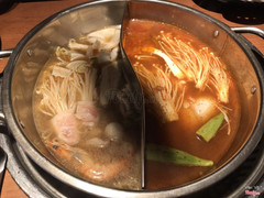 Lẩu hai ngăn: một bên lẩu bò, một bên lẩu kim chi ạ