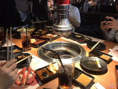 Nhà hàng ở Vincom vừa lên là thấy. Nhân viên phục vụ dễ thương thân thiện!! Menu dày đặc món, nạc vai với ba chỉ bò là nhất rồi. Nhiều món phụ cũng ok lắm, mì, cơm...chỉ có nhạc hơi chói tai xíu thôi