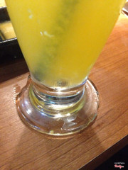 Ly nước cam bị mẻ tè le