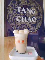 Được nhân viên tư vấn món mới nên mình chọn Trà đậu bạch ngọc. Mình uống thấy rất ok, bánh mochi mềm, thơm, có nhân kem ở trong nữa, khá nhiều topping có sẵn như tofu, trân châu đen và kem cheese ＼(^o^)／