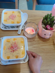 Tôi rất thích uống trà sữa đi đến rất nhiều nơi nổi tiếng ở Sài gòn, HCM nhưng trà sữa và chè ở đây làm tôi rất ấn tượng không chỉ ngon mát bởi những nguyên liệu trái cây tươi và sữa tươi Đà lạt hoà quyện vào nước uống ! Các bạn nên ghé thử món chè Dương chi kim lộ và trà sữa nướng ở đây ! Không gian và giá cả ok nhân viên phục vụ chu đáo nhiệt tình! Sẽ ghé tới quán nhiều lần 😄❤️