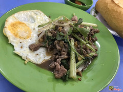 Bánh mì bò ốp la