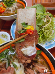 Bún bò xí quách xương sườn bò rất là xuất sắc . Ăn bún bò ờ đây rồi ăn những chỗ khác cảm thấy lạt lẽo lắm luôn .quán bán từ 5h sáng đến tối . Cúi tuần ra ăn cùng nha bất ngờ lắm lắm với giá tiền như này