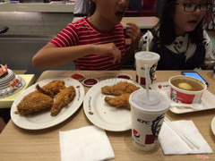 Hồi bữa đi ăn sinh nhật nó quành tờ tráng như dzầy nà 