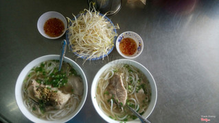 Bánh canh ngon theo kiểu bình thuờng, chứ ko có gì đặc biệt. Chỉ có bánh canh, thịt, xuơng. Sáng lạnh lạnh ăn 1 tô nóng ran cả nguời. Nuớc mắm siêu siêu mặn :( Giá 40k đáng thử.No nê cho 1 buổi sáng