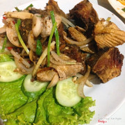 đầu cá hồi chiên nước mắm