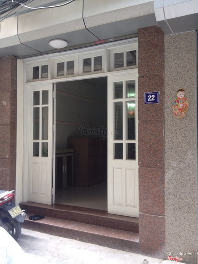 No sign, 2nd Floor is the Spa. This place doesn't look like a spa, but it is @@ 1 skin doctor: 1 customer at a time. 2 tables, hubby slept in the bed next to mine (lol and snored) while I got blackhead and acne treatment. The room is cool by the way, they keep you covered during the steaming and treatment. Comfortable :))